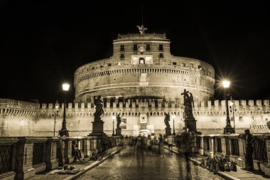 Roma'daki Castel saint'angel gece