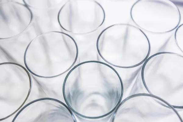 Un sacco di bicchieri di vetro su sfondo bianco — Foto Stock