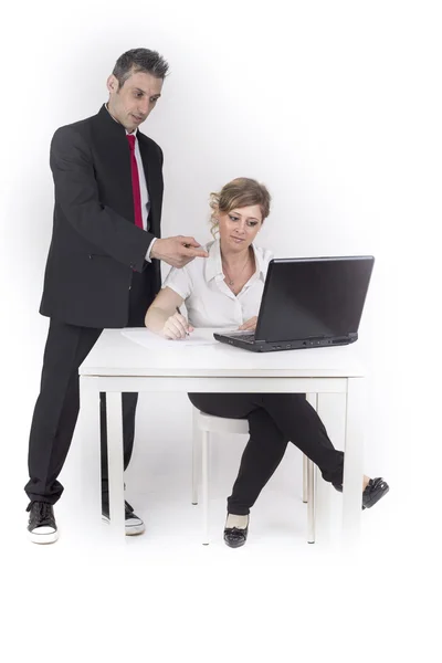 Een manager controleert het werk van de secretaresse — Stockfoto