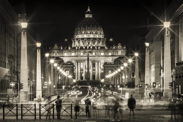 Basílica de san Pedro en roma en la noche —  Fotos de Stock