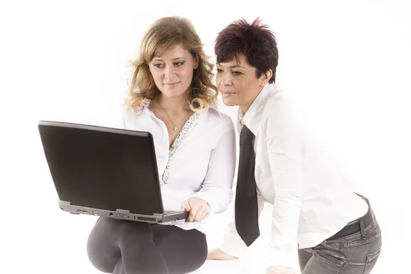 iki şirket ofiste birlikte çalışmak ortak