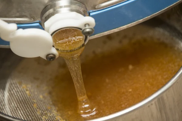 ham bal git dowan işlenmesi için çelik bir contaniner içinde