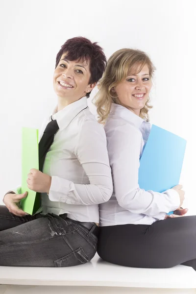 iki renkli klasörler ofiste masa üzerinde arkadaşlarınızla