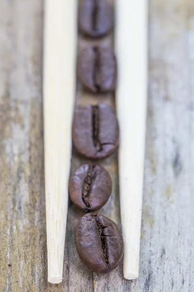 Kávová zrna mezi klacky — Stock fotografie