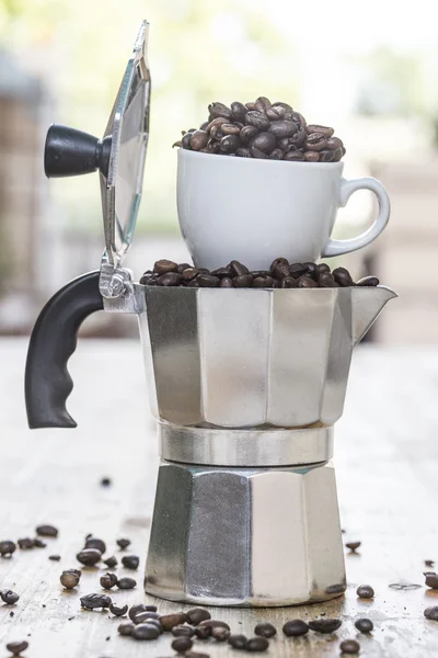 Mokka und Tasse voller Kaffeebohnen — Stockfoto