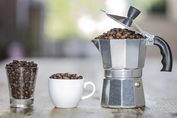 Mokka und Tasse voller Kaffeebohnen — Stockfoto