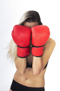kadın iç çamaşırı savunmak kırmızı boks eldivenli