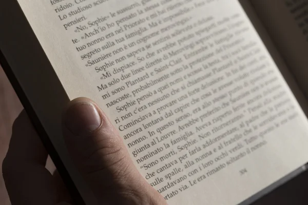 Leer un libro —  Fotos de Stock