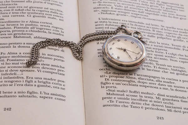 Reloj en libro abierto —  Fotos de Stock