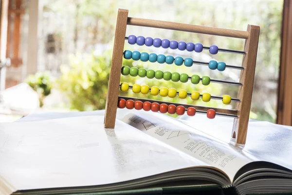 abaküs açık kitap üzerine