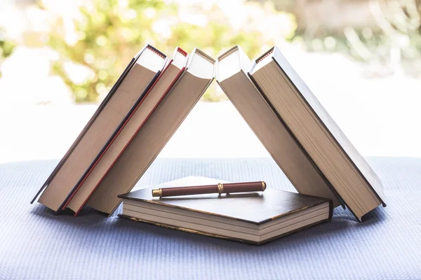 Libros cerrados y pluma estilográfica —  Fotos de Stock