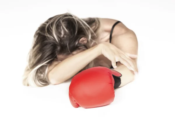 Mujer con guantes de boxeo rojos y zapatos rojos defendiendo — Foto de Stock