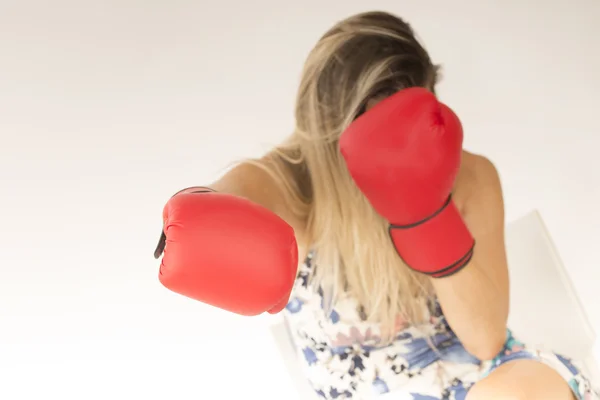 Жінка з червоними боксерськими рукавичками, захищаючи — стокове фото