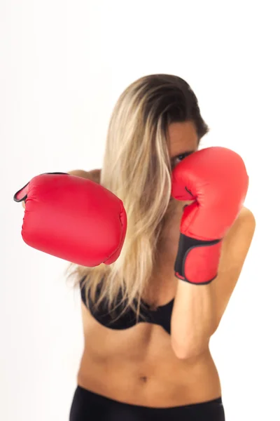 Жінка в нижній білизні з червоними боксерськими рукавичками, захищаючи — стокове фото