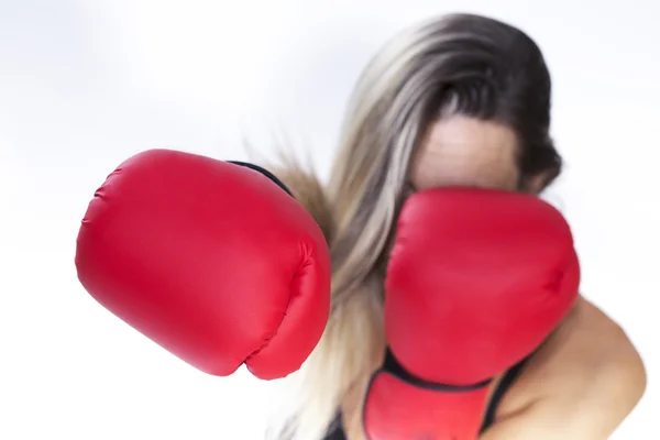Жінка в нижній білизні з червоними боксерськими рукавичками, захищаючи — стокове фото