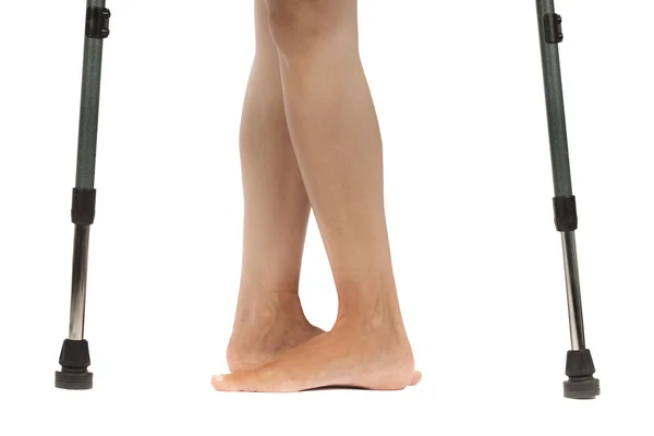 koltuk değneği olan kadın