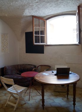 Yuvarlak masa laptop perde