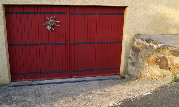 Velké červené dveře s talisman — Stock fotografie