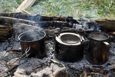 kömürlerin kürsüye su kaynar ile üç pot