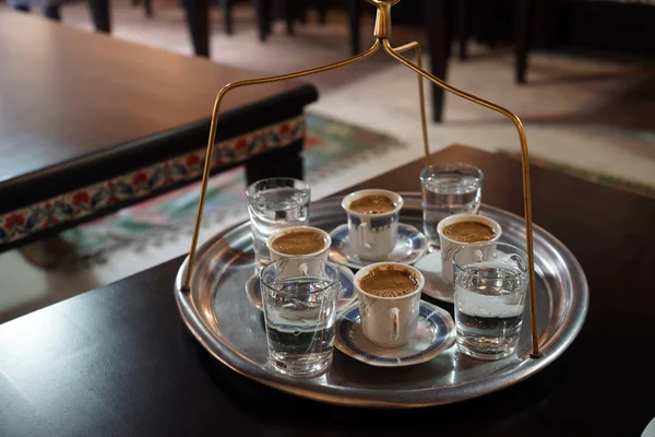 Турецкий кофе с водой — стоковое фото