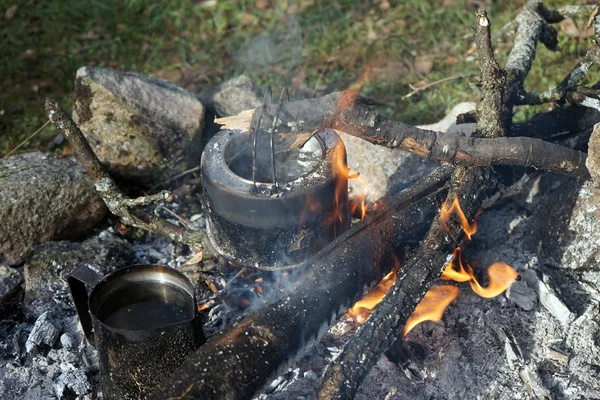 bir ateşte kamp su ısıtıcılar