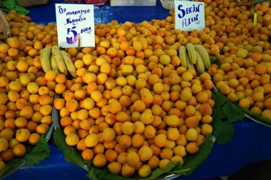 piyasada lezzetli olgun kayısı bolluğu