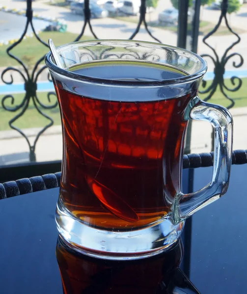 Thé rouge dans un verre sur une table en verre — Photo