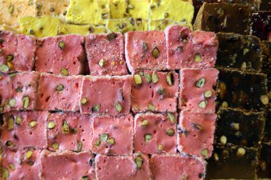 Fıstıklı nigi renk küpler