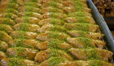 tatlı yapışkan baklava fıstık talaşı ile serpilir