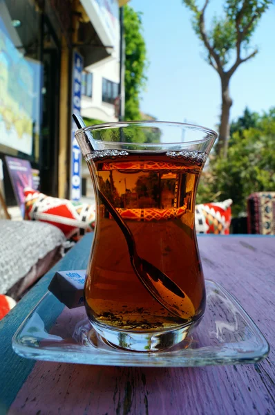 Красный турецкий чай на столе на фоне дерева — стоковое фото
