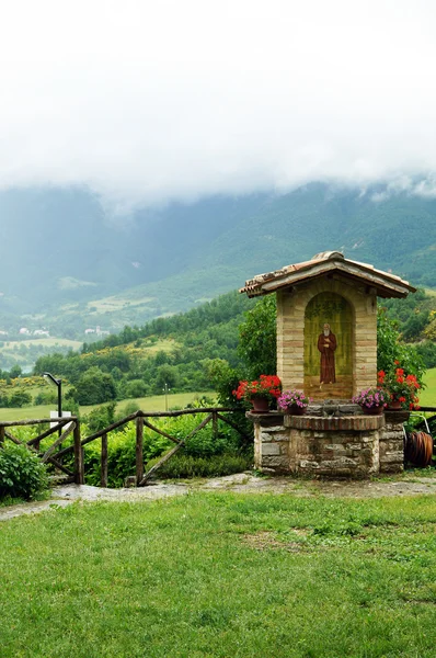 FIASTRA, ITALIA - 17 DE JUNIO DE 2015: Beato Ugolino, el ermitaño de t —  Fotos de Stock