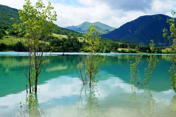 Belo lago Fiastra, Itália — Fotografia de Stock