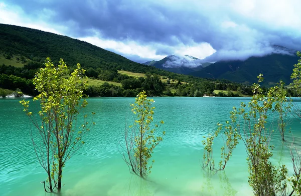 Hermoso lago Fiastra, Italia — Foto de Stock