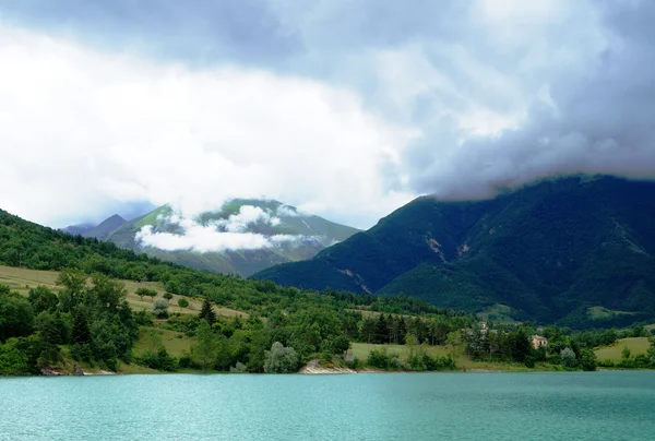 Belo lago Fiastra, Itália — Fotografia de Stock