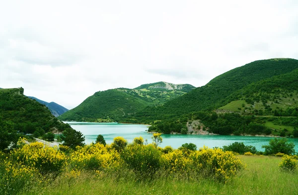 Belo lago Fiastra, Itália — Fotografia de Stock