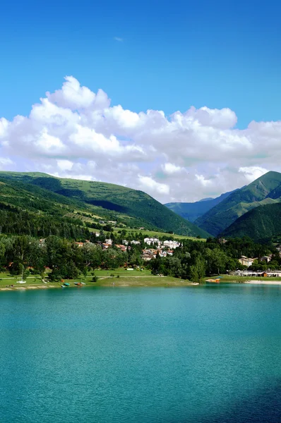 Vackra sjön Fiastra; Italien — Stockfoto