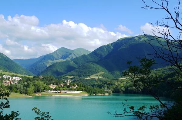 Vackra sjön Fiastra, Italien — Stockfoto