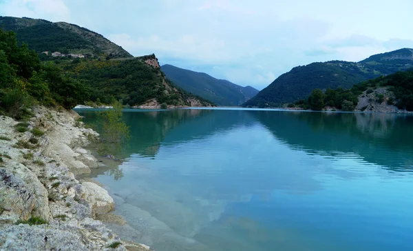 Belo lago Fiastra, Itália — Fotografia de Stock