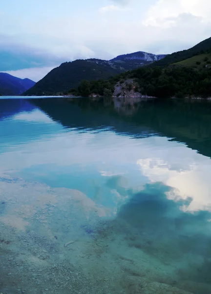 Magnifique lac Fiastra, Italie — Photo