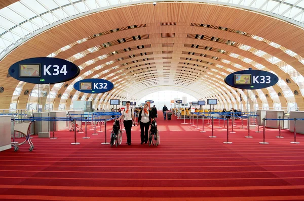 TOULOSE, FRANCIA - 9 de julio de 2015: Charles degol Airport, CDG — Foto de Stock