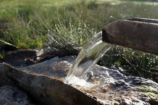 Agua pura fluye de una tubería de beber — Foto de Stock