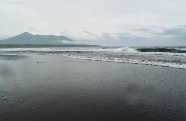 Pasifik kıyıları bulutlu havada, Iturup Adası, Kuril Adaları