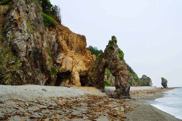 オホーツク海の岩礁と野生のビーチ サハリン島 — ストック写真