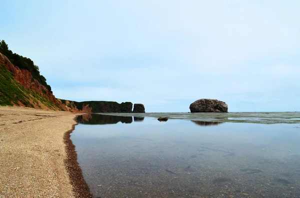 Okhotsk Denizi kıyısındaki Rocky Sahili, Tikhaya Körfezi, Sakhalin Adası