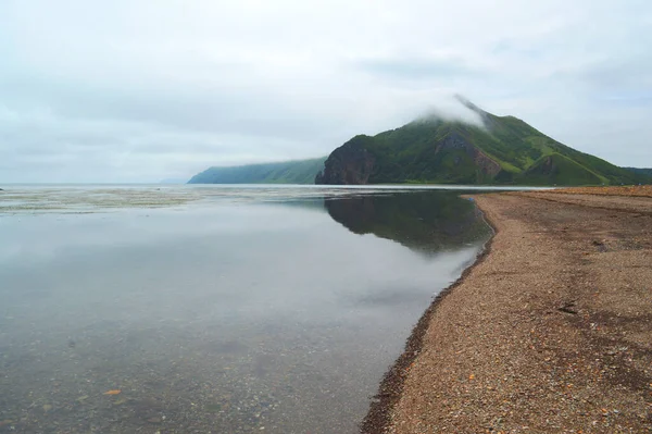 Okhotsk Denizi kıyısındaki sahil, Tikhaya Körfezi, Sakhalin Adası