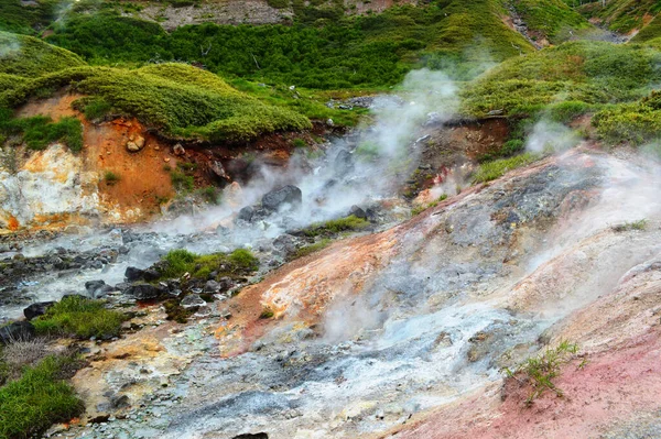 Volkan ve fümerol alanı manzarası, Kuril Adaları, Iturup Adası