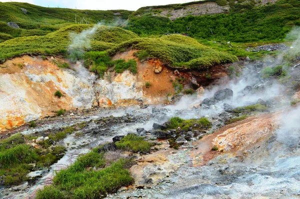 Volkan ve fümerol alanı manzarası, Kuril Adaları, Iturup Adası
