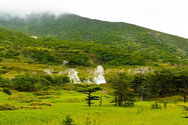 火山と噴気場 千島列島 島の眺め — ストック写真