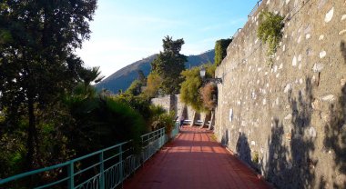 Nervi Parkı, Cenova, İtalya 'da palmiye ağaçları ile Rocky gezinti ve bank