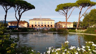 İtalya Ağaçları, Arno nehri üzerindeki tarihi park, Parco delle cascine, Floransa, İtalya